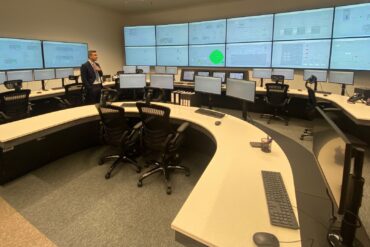 Un simulador que replica la sala de control real.