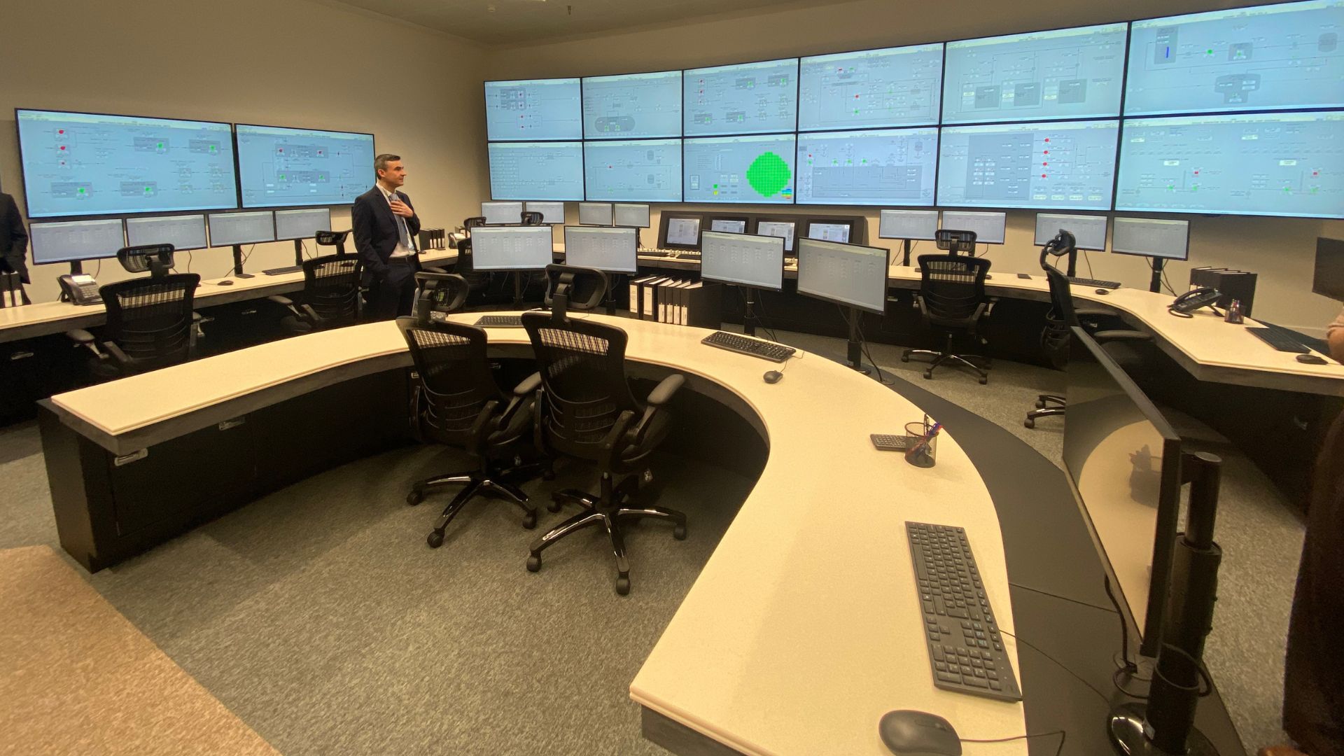 Un simulador que replica la sala de control real.