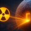 Símbolo de radiación nuclear brillante emitiendo un haz de luz intenso hacia una pequeña puerta rectangular en la superficie de una esfera oscura y texturizada, con un ambiente de tonos anaranjados y azules que sugiere energía o peligro.